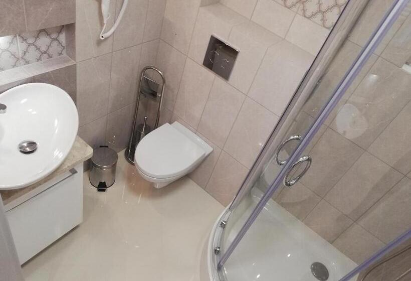 غرفة قياسية مزوَّدة بشُرفة, U źródeł