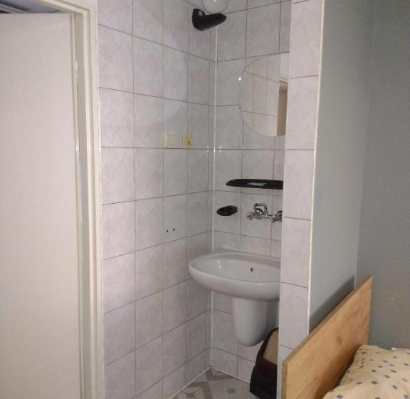 Номер Базовый Одноместный Совместный Санузел, Hostel Barbórka