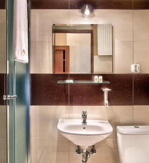 חדר בסיסי לשלושה, Kurpia Arte