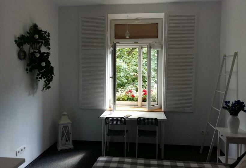 Номер Стандарт Вид на Сад, Master Corner Apartment