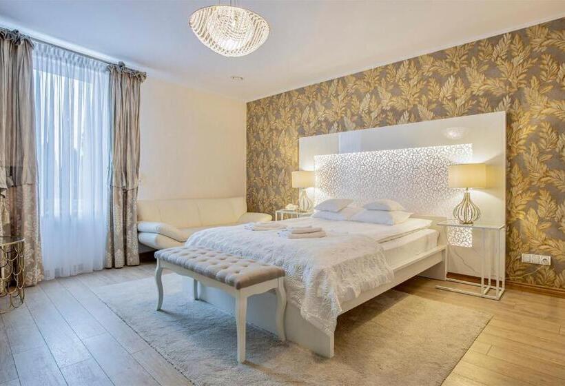 Номер Deluxe, Restauracja Joanna