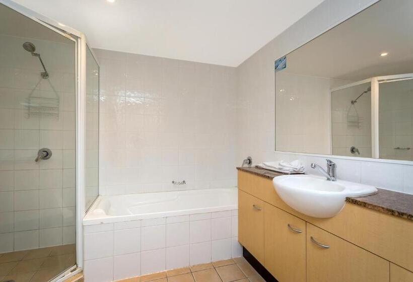 2 Bedroom Apartment with Views, Kirra Beach Apartments