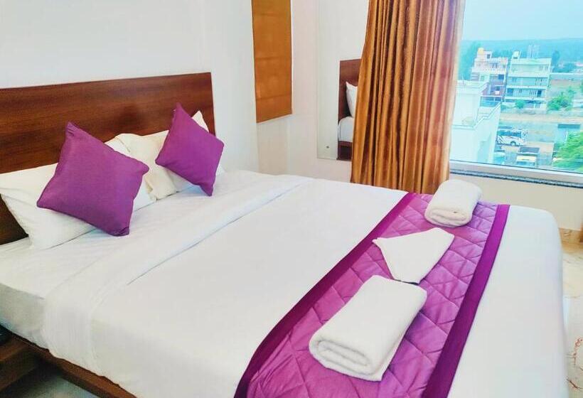 带大床的豪华间, Keerthis Royal Suites Kempegowda International Airport