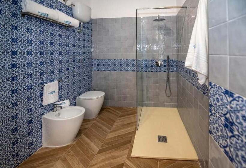اتاق خانوادگی, La Magica   Maradona   Guest House