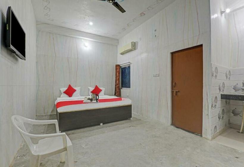 חדר קלאסי לשלושה, Flagship Sana Guest House Near Chaudhary Charan Singh International Airport