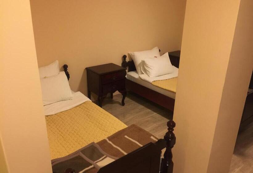 اتاق لوکس سه تخته, Bed & Breakfast Karavan