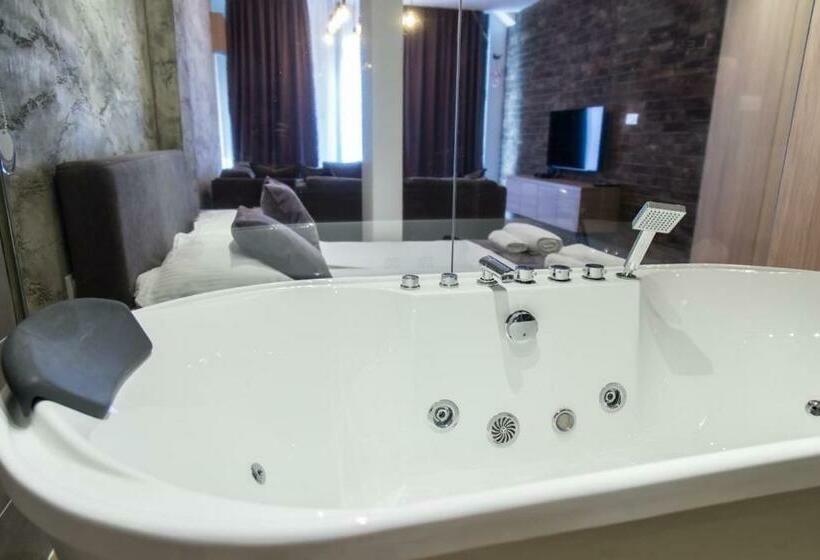 اتاق لوکس با وان آب گرم, Empire Luxury Apartments