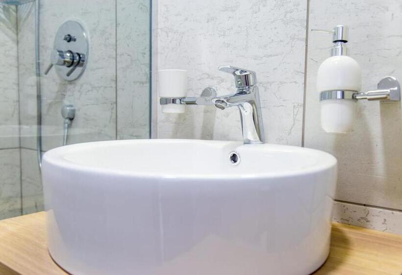 اتاق استاندارد با بالکن, Empire Luxury Apartments