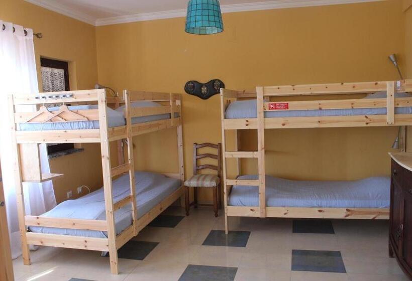 Кровать в Общей Комнате, Ericeira Chill Hill Hostel & Private Rooms   Peach Garden