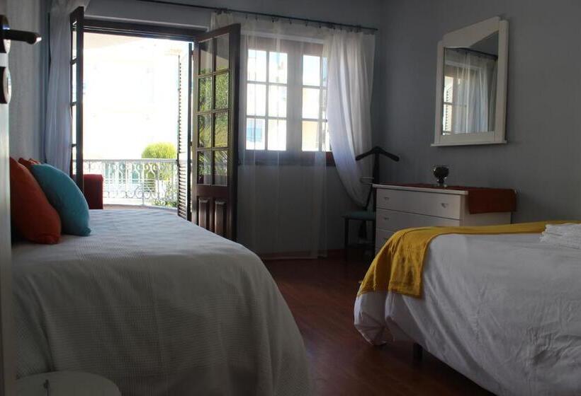 Номер Стандарт с Балконом, Ericeira Chill Hill Hostel & Private Rooms   Peach Garden