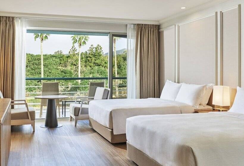 Номер Deluxe Вид на Бассейн, Grand Josun Jeju