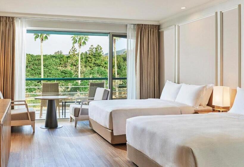 Номер Deluxe Вид на Бассейн, Grand Josun Jeju
