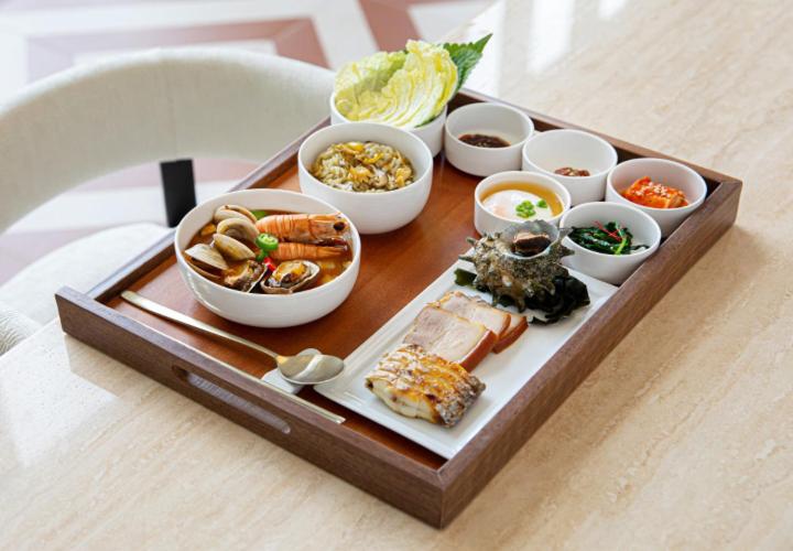 سوییت با چشم‌انداز باغ, Grand Josun Jeju