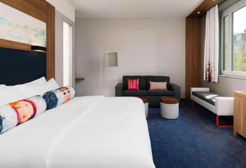带大床的套房, Aloft München