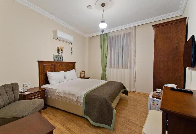 اتاق لوکس, Hadrian Gate