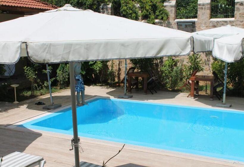 اتاق لوکس چهار تخته, Hadrian Gate