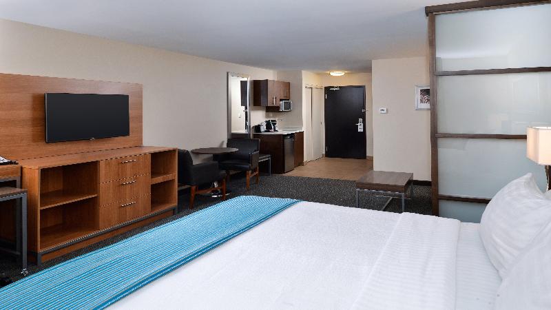 Люкс Кровать Кинг, Holiday Inn Hotel & Suites Edmonton Airport Conference Centre, An Ihg