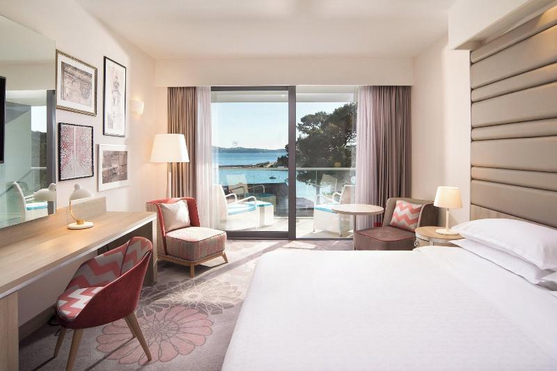اتاق لوکس با بالکن و چشم‌انداز دریا, Sheraton Dubrovnik Riviera