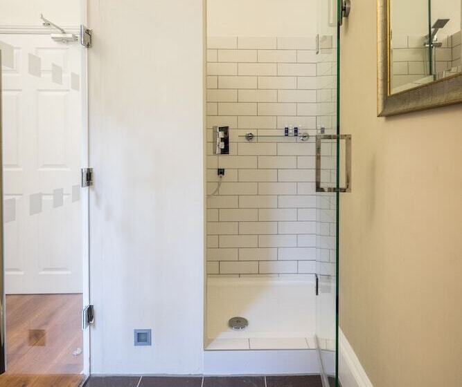 디럭스 스위트, Berkeley Suites