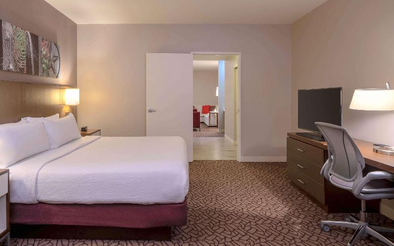 מיטת קינג בסוויטה, Hilton Garden Inn Downtown Dallas