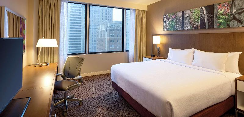 מיטת קינג בסוויטה, Hilton Garden Inn Downtown Dallas