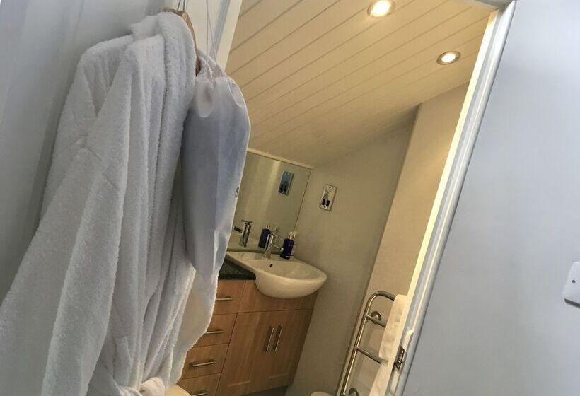 اتاق سوپریور سه تخته, Cartref Guest House