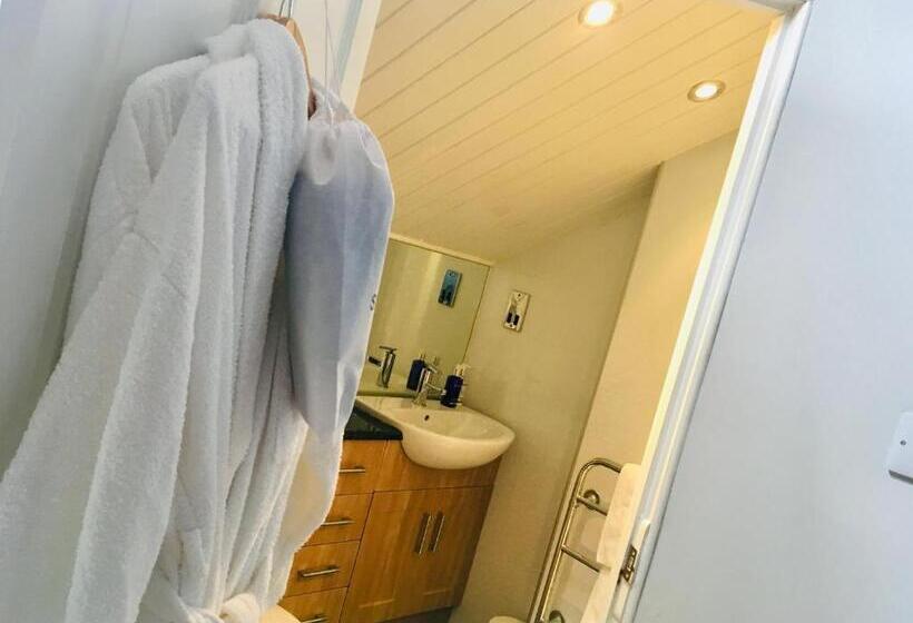 اتاق سوپریور سه تخته, Cartref Guest House