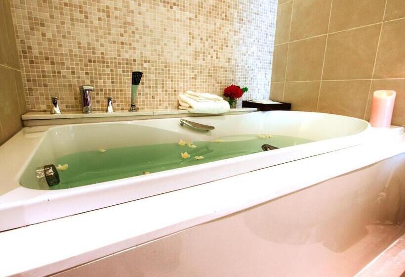 Люкс Повышенной Комфортности, Balcony Seaside Sriracha Hotel & Serviced Apartments