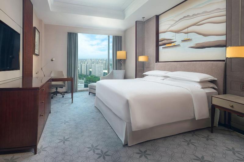 Club Room King Bed, Sheraton Shanghai Jiading