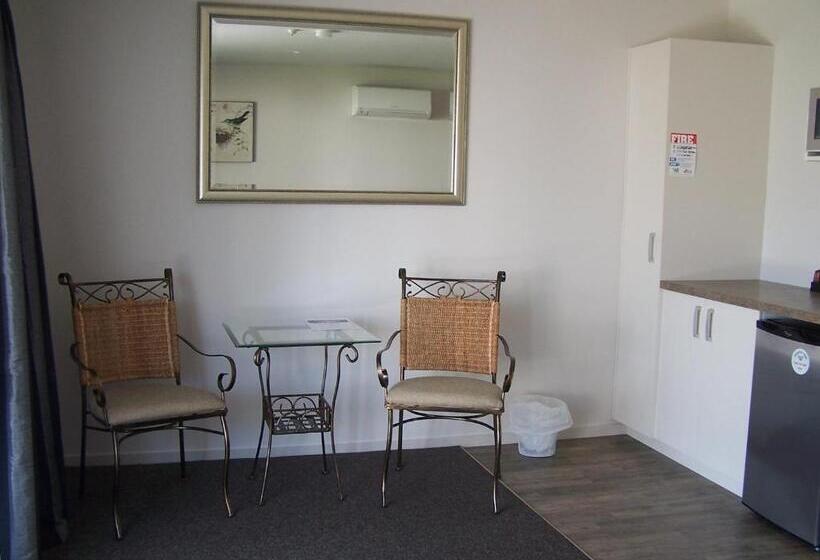 استودیو استاندارد با چشم‌انداز باغ, Greyfriars Motel