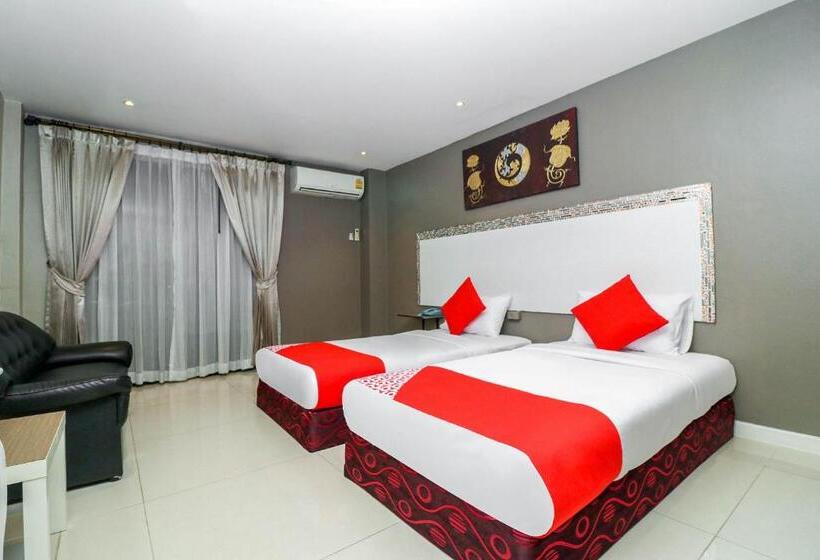 Medencére Néző Standard Szoba, Natural Beach Hotel Pattaya