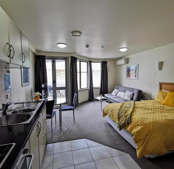 استودیوی استاندارد, The Anchorage Apartments