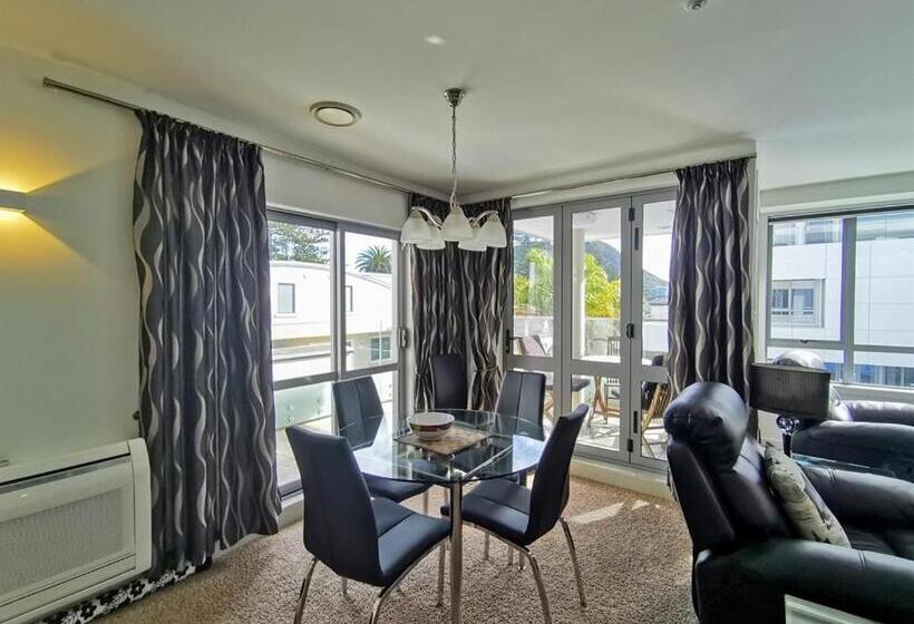 اتاق لوکس با بالکن و چشم‌انداز دریا, The Anchorage Apartments