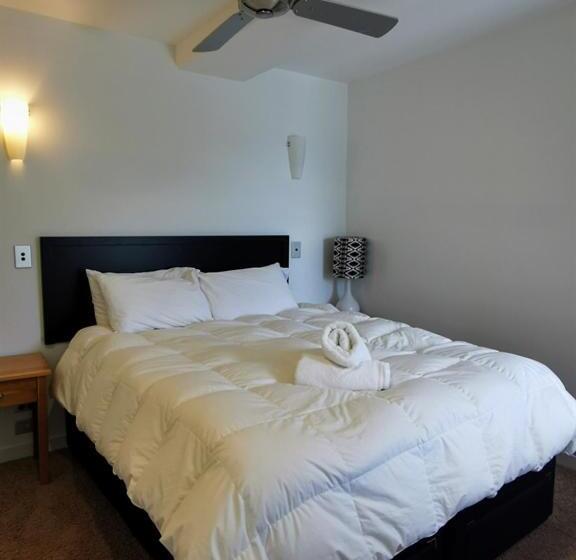 اتاق لوکس با بالکن و چشم‌انداز دریا, The Anchorage Apartments