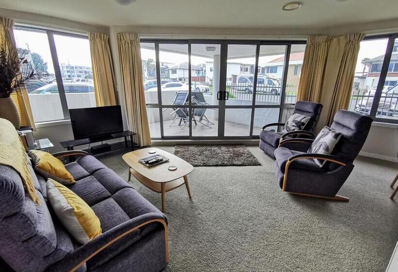 バルコニー付きデラックスルーム, The Anchorage Apartments