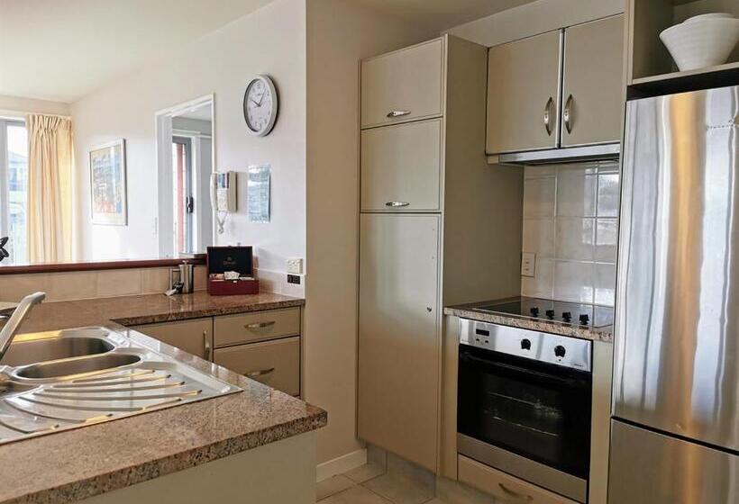 اتاق لوکس با بالکن, The Anchorage Apartments