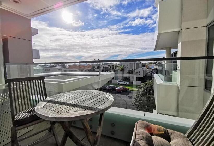 اتاق لوکس با بالکن و چشم‌انداز دریا, The Anchorage Apartments