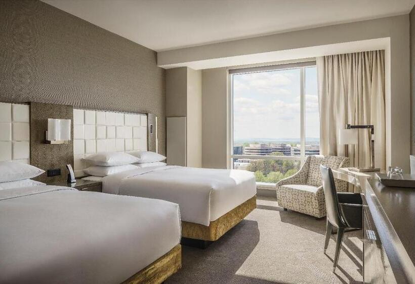 Номер Клуб, Hyatt Regency Tysons Corner Center
