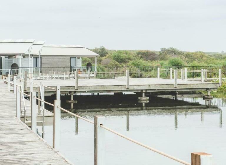 스위트 킹사이즈 침대, Caves Coastal Bar & Bungalows