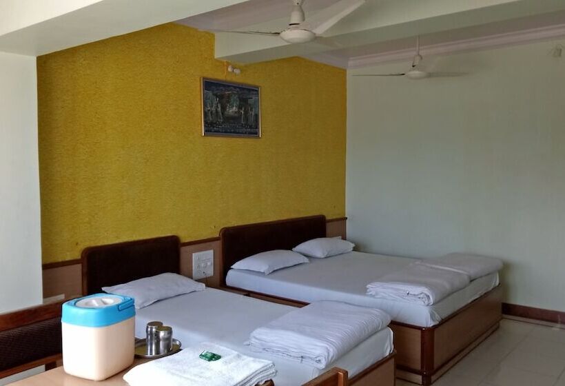 اتاق لوکس, Guruprerna Beacon Resort Dwarka