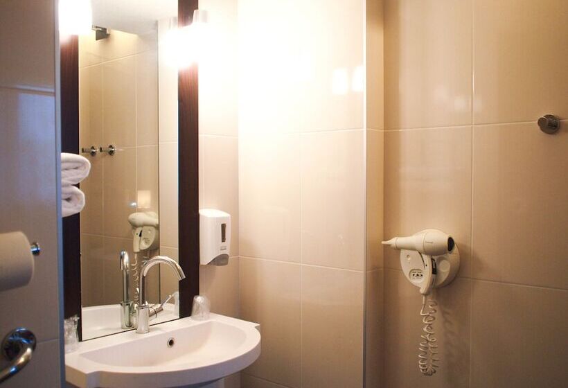 Номер Стандарт Трехместный, Hôtel Inn Design Resto Novo Alençon