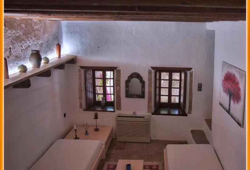 Люкс Вид на Сад, Menexes Suites Monemvasia