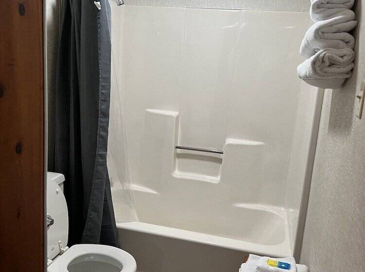 Номер Deluxe, Cedars Motel