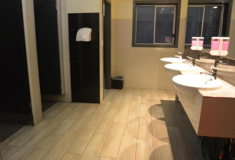 اتاق استاندارد سه تخته با سرویس بهداشتی مشترک, Elizabeth Hostel