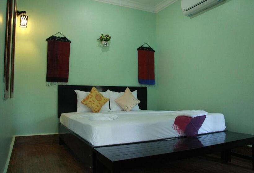 اتاق لوکس, The Coconut House