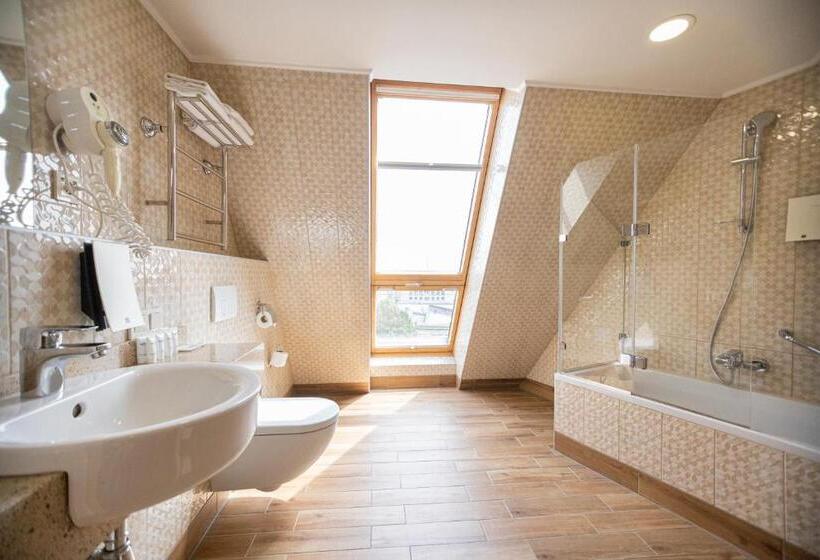 Habitación Estándar Abuhardillada, Wellton Riga Hotel & Spa