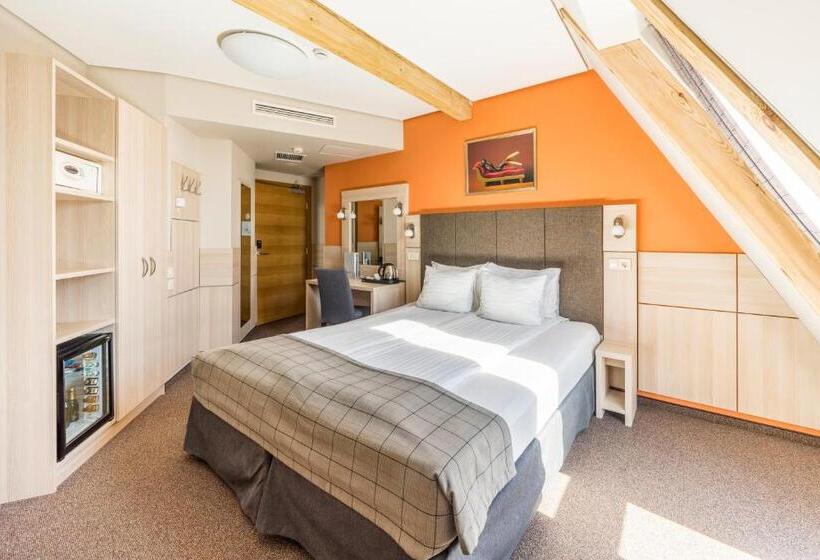 Habitación Estándar Abuhardillada, Wellton Riga Hotel & Spa