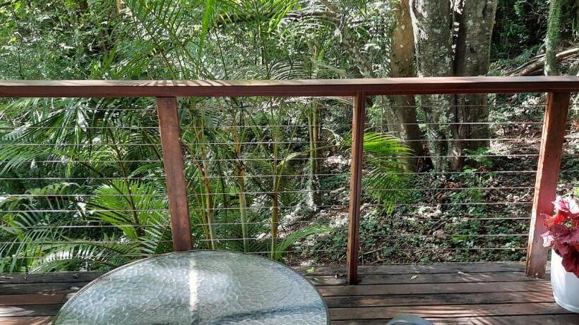Хижина, Treetops Montville