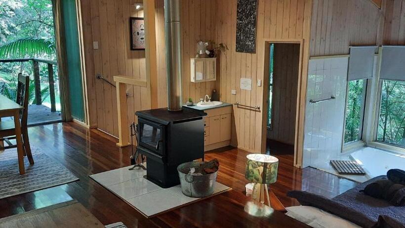 Хижина, Treetops Montville