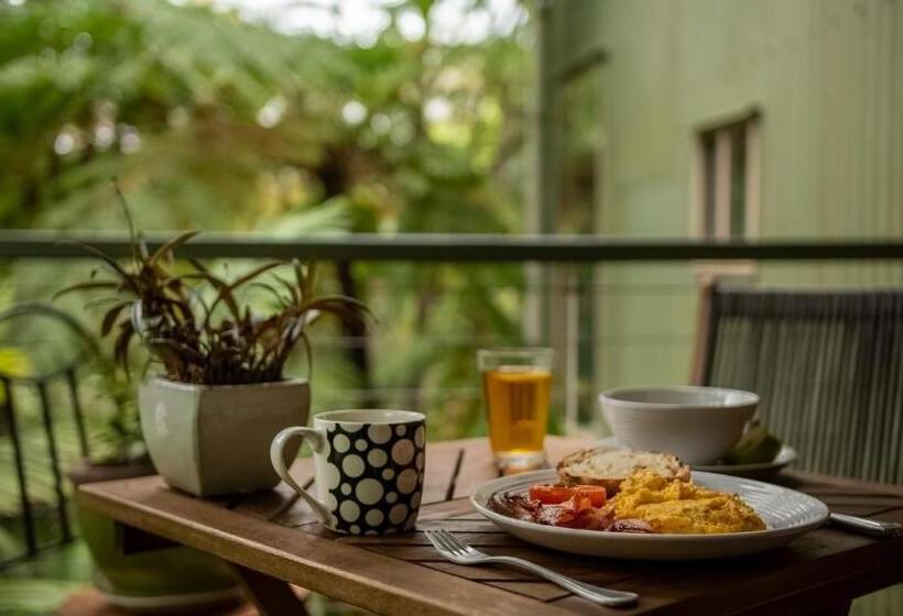 Хижина, Treetops Montville